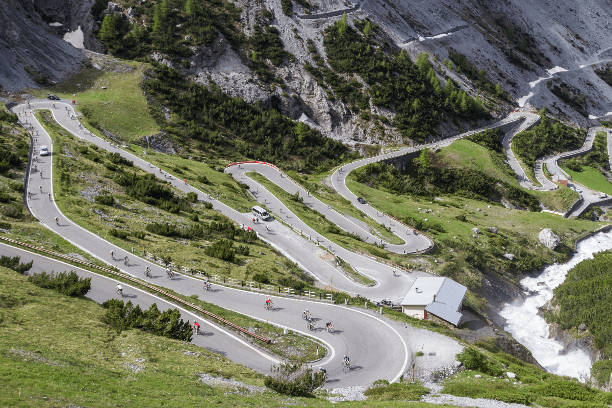 Ciclisti sulle curve del Passo dello Stelvio